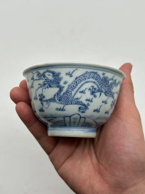古玩陶瓷青花淡描龍鳳紋茶碗真品鑒賞圖