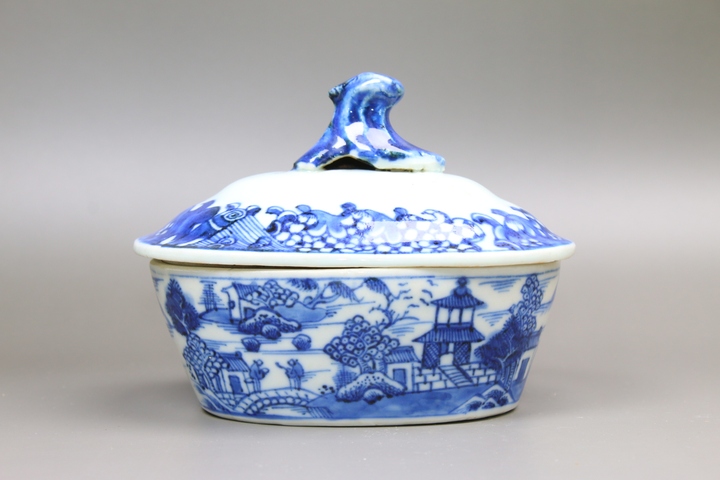 古玩陶瓷清乾隆·青花山水風(fēng)景訪友圖蓋盒拍賣,當(dāng)前價格300元