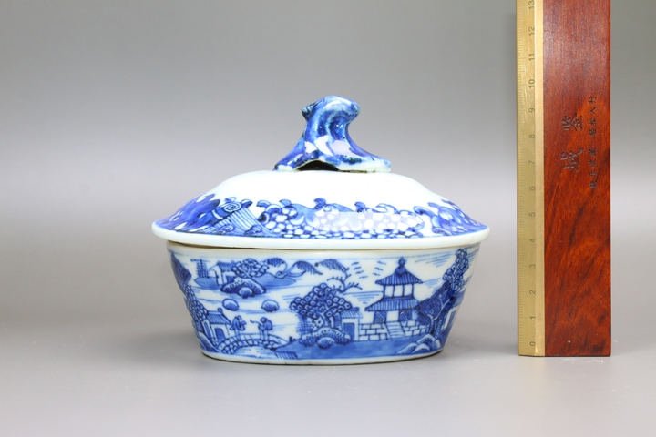 古玩陶瓷清乾隆·青花山水風(fēng)景訪友圖蓋盒拍賣,當(dāng)前價格300元
