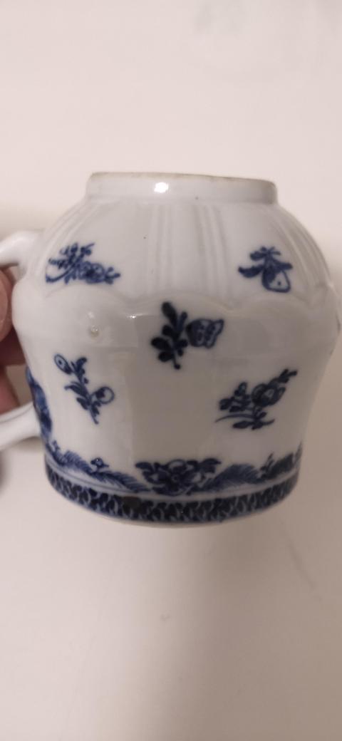古玩陶瓷花卉紋青花執杯真品鑒賞圖