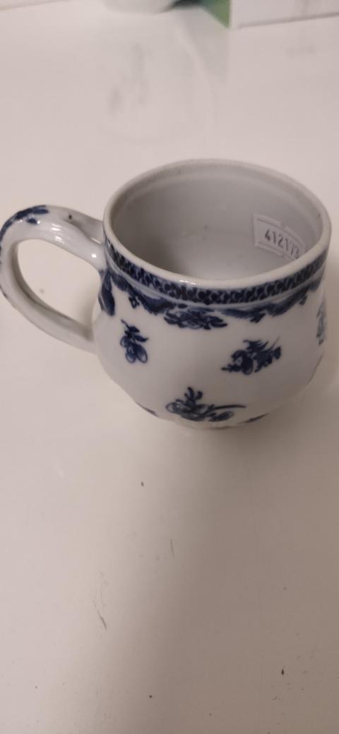 古玩陶瓷花卉紋青花執杯真品鑒賞圖