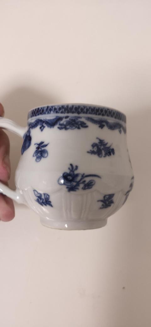 古玩陶瓷花卉紋青花執杯真品鑒賞圖
