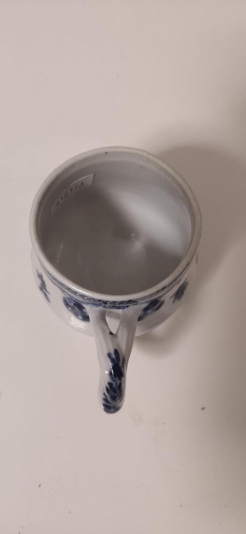 古玩陶瓷花卉紋青花執杯真品鑒賞圖