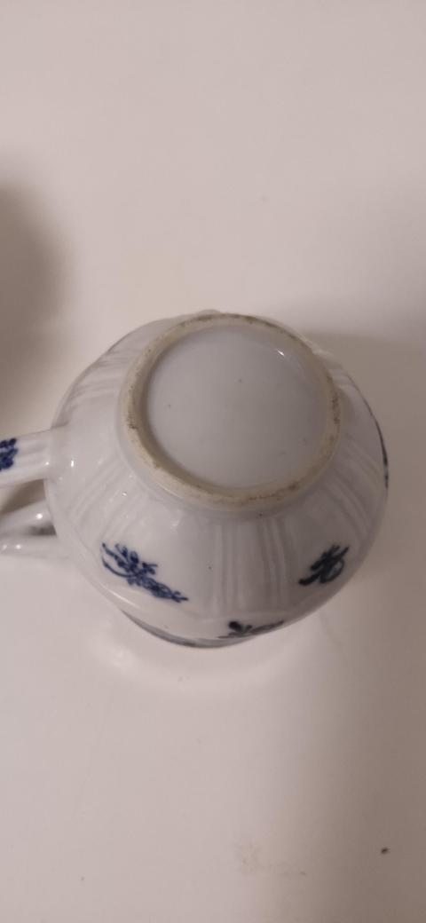 古玩陶瓷花卉紋青花執杯真品鑒賞圖