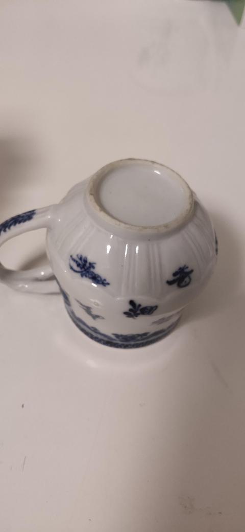 古玩陶瓷花卉紋青花執杯真品鑒賞圖