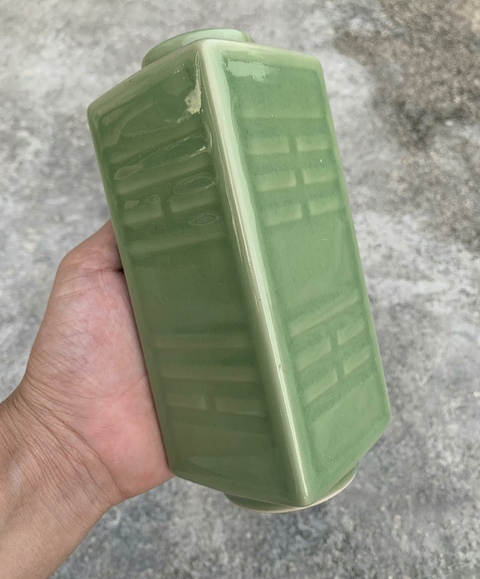 古玩陶瓷豆青釉八卦紋琮式瓶真品鑒賞圖