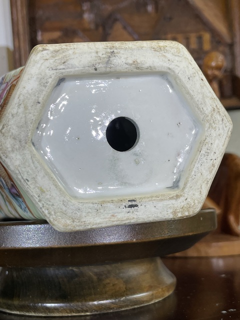 古玩陶瓷人物紋廣彩瓶真品鑒賞圖