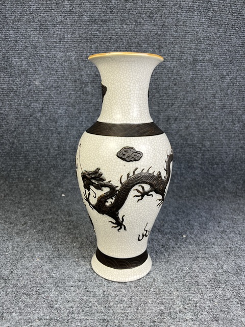 古玩陶瓷哥釉鐵骨泥貼塑雙龍戲珠紋觀音瓶真品鑒賞圖