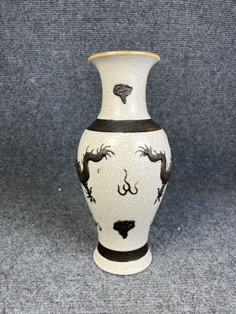 古玩陶瓷哥釉鐵骨泥貼塑雙龍戲珠紋觀音瓶真品鑒賞圖