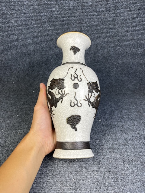 古玩陶瓷哥釉鐵骨泥貼塑雙龍戲珠紋觀音瓶真品鑒賞圖