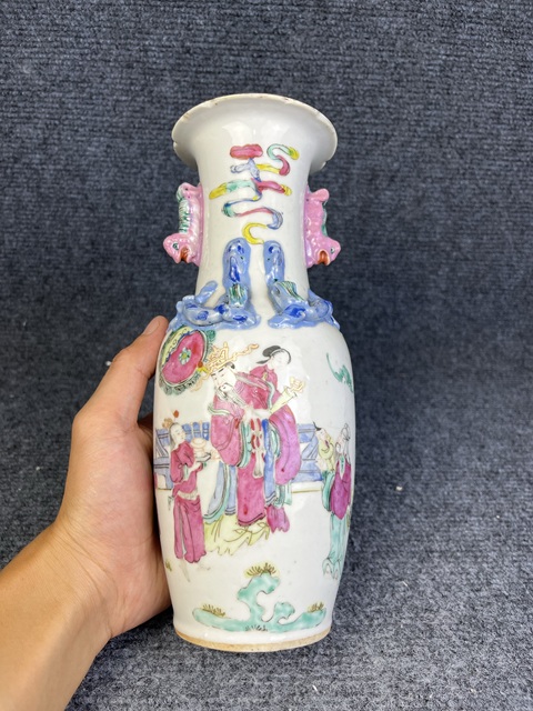 古玩陶瓷粉彩天官賜福人物故事紋賞瓶真品鑒賞圖