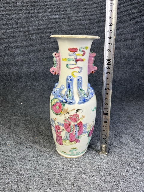 古玩陶瓷粉彩天官賜福人物故事紋賞瓶真品鑒賞圖