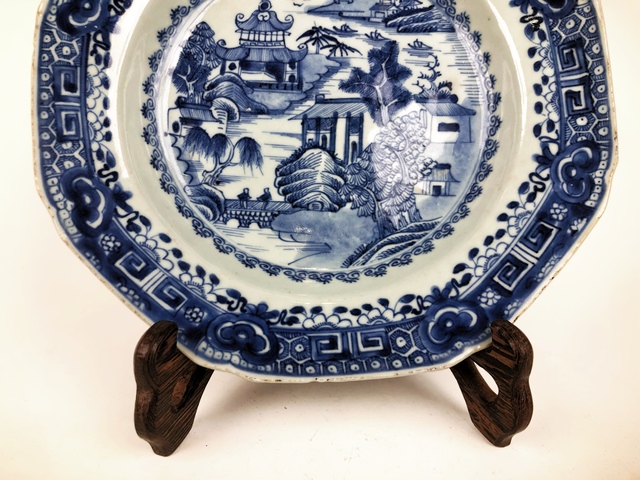 古玩陶瓷清乾隆·青花山水八方樓閣盤拍賣,當(dāng)前價(jià)格0元