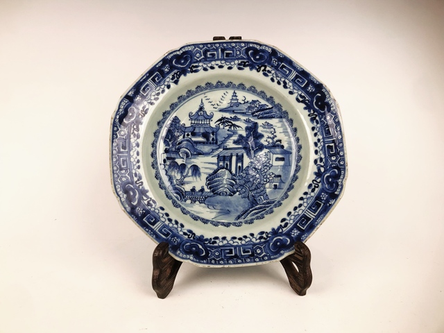 古玩陶瓷清乾隆·青花山水八方樓閣盤拍賣,當(dāng)前價(jià)格0元