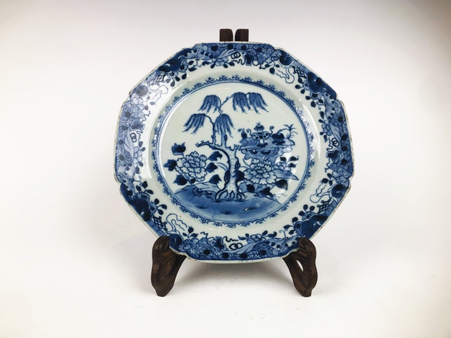 古玩陶瓷清早期·青花柳樹八方盤拍賣,當前價格0元
