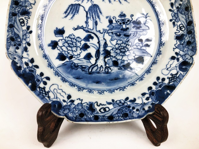 古玩陶瓷清早期·青花柳樹八方盤拍賣,當前價格0元
