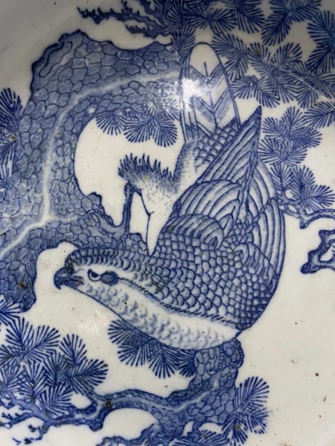 古玩陶瓷松鷹圖青花盤真品鑒賞圖