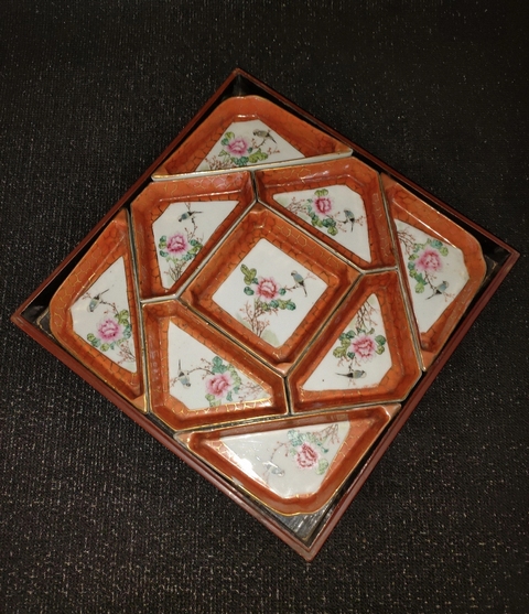 古玩陶瓷珊瑚紅釉描金開光花鳥紋粉彩九攢盤真品鑒賞圖