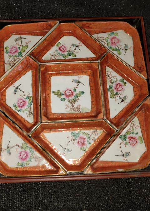 古玩陶瓷珊瑚紅釉描金開光花鳥紋粉彩九攢盤真品鑒賞圖