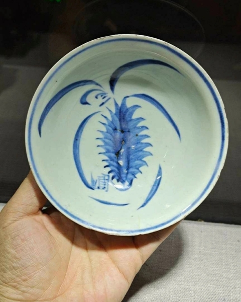 古玩陶瓷青花玉璧底花卉紋深腹碟真品鑒賞圖