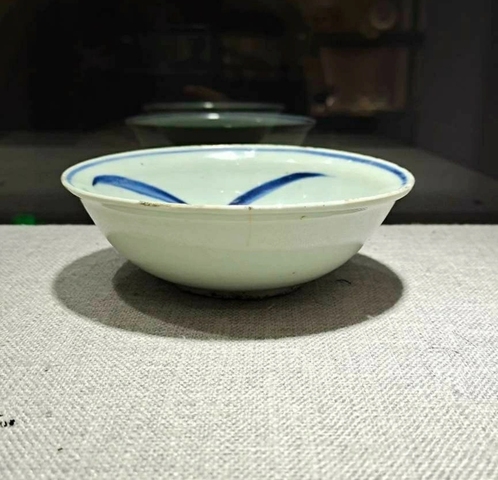 古玩陶瓷青花玉璧底花卉紋深腹碟真品鑒賞圖