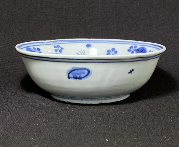 古玩陶瓷花卉紋青花盤真品鑒賞圖