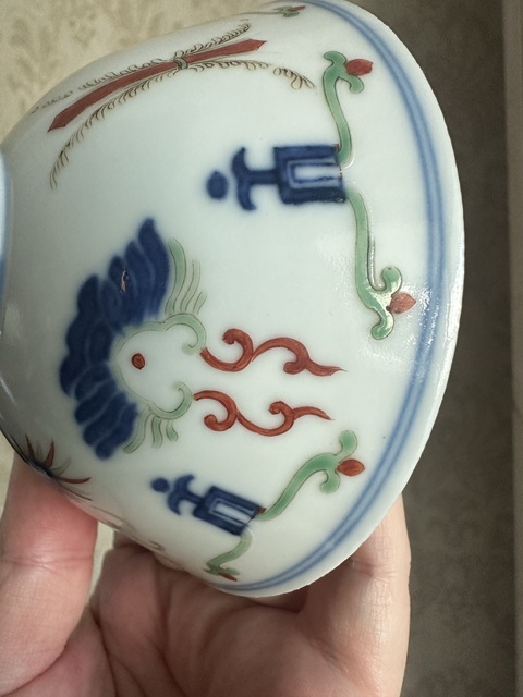 古玩陶瓷斗彩忍冬紋茶碗真品鑒賞圖
