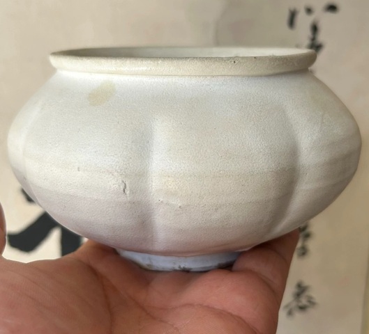 古玩陶瓷北宋時(shí)期白釉瓜棱罐真品鑒賞圖