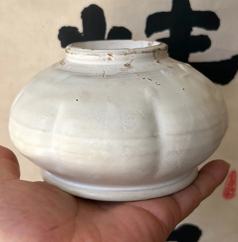古玩陶瓷北宋時(shí)期白釉瓜棱罐真品鑒賞圖