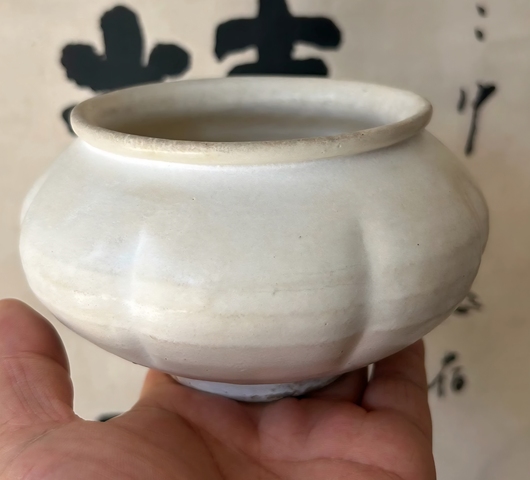 古玩陶瓷北宋時(shí)期白釉瓜棱罐真品鑒賞圖