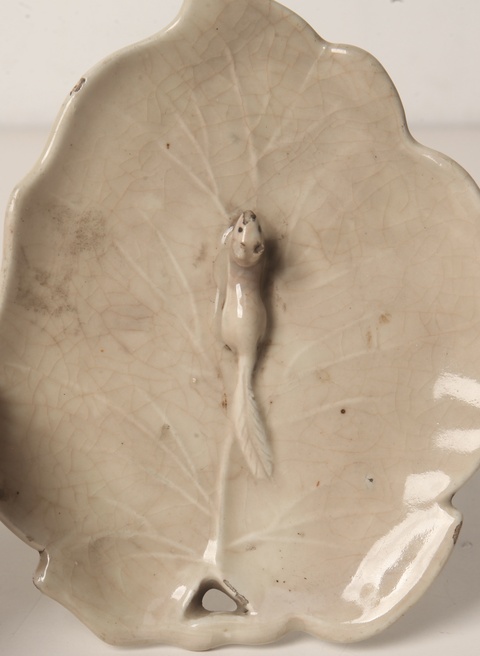 古玩陶瓷松鼠樹葉白釉盤真品鑒賞圖