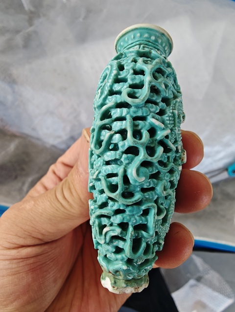 古玩陶瓷清乾隆松石綠釉浮雕龍鳳呈祥紋鼻煙壺真品鑒賞圖