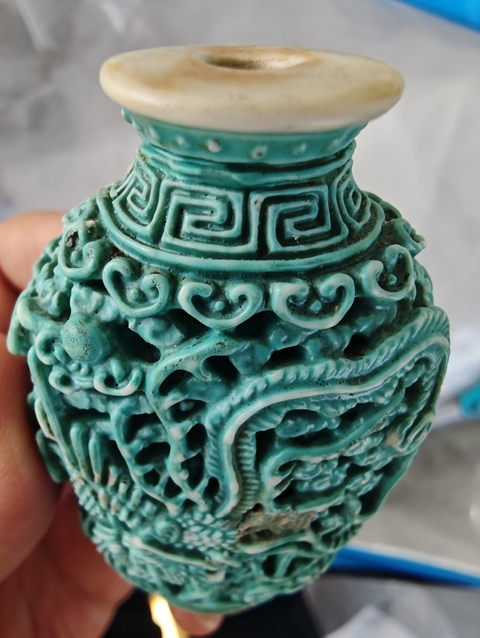 古玩陶瓷清乾隆松石綠釉浮雕龍鳳呈祥紋鼻煙壺真品鑒賞圖