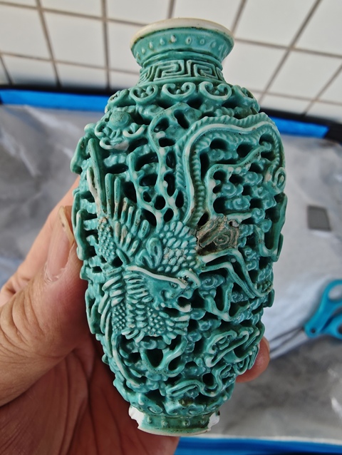 古玩陶瓷清乾隆松石綠釉浮雕龍鳳呈祥紋鼻煙壺真品鑒賞圖