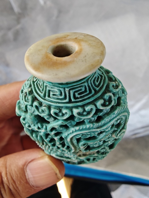 古玩陶瓷清乾隆松石綠釉浮雕龍鳳呈祥紋鼻煙壺真品鑒賞圖