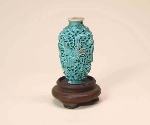 古玩陶瓷清乾隆松石綠釉浮雕龍鳳呈祥紋鼻煙壺真品鑒賞圖