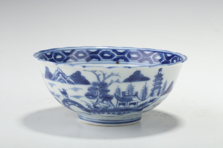 古玩陶瓷清中·青花山水人物紋花口碗真品鑒賞圖