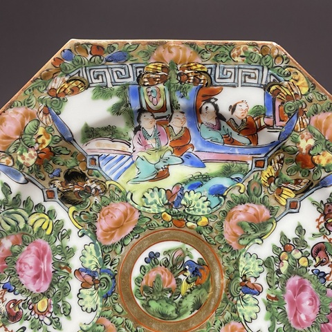 古玩陶瓷人物花鳥蝶紋廣彩盤真品鑒賞圖