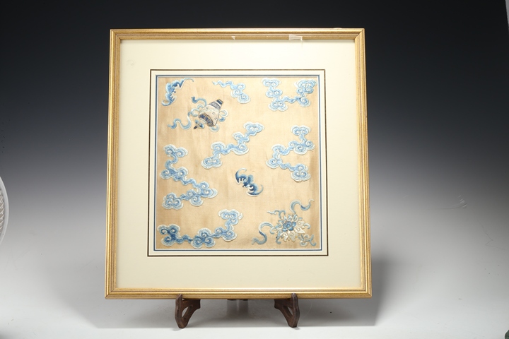 古玩陶瓷清中晚·三藍云蝠雜寶紋繡屏真品鑒賞圖
