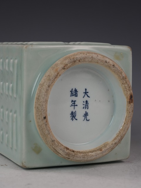 古玩陶瓷清·光緒豆青釉八卦紋琮式瓶拍賣,當前價格188888元
