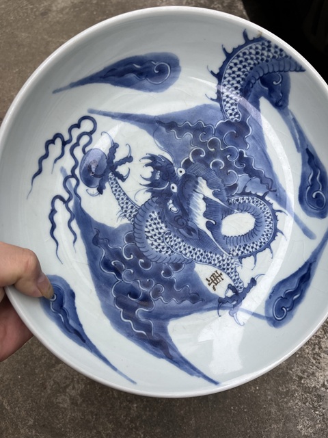 古玩陶瓷過墻龍紋青花盤真品鑒賞圖