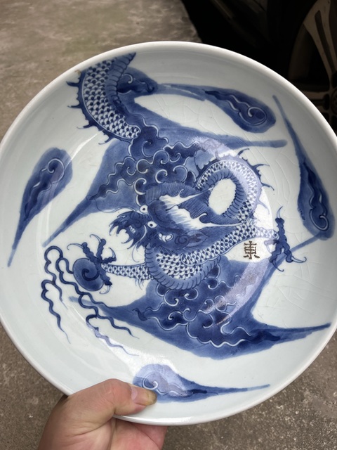 古玩陶瓷過墻龍紋青花盤真品鑒賞圖