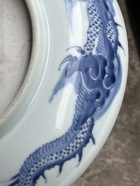 古玩陶瓷過墻龍紋青花盤真品鑒賞圖
