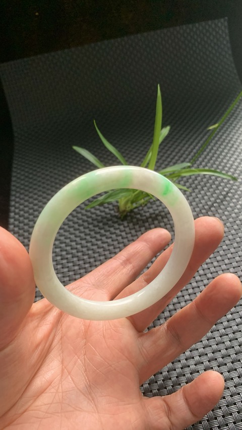 古玩玉器漂亮清代白底陽綠翡翠手鐲拍賣,當前價格16000元