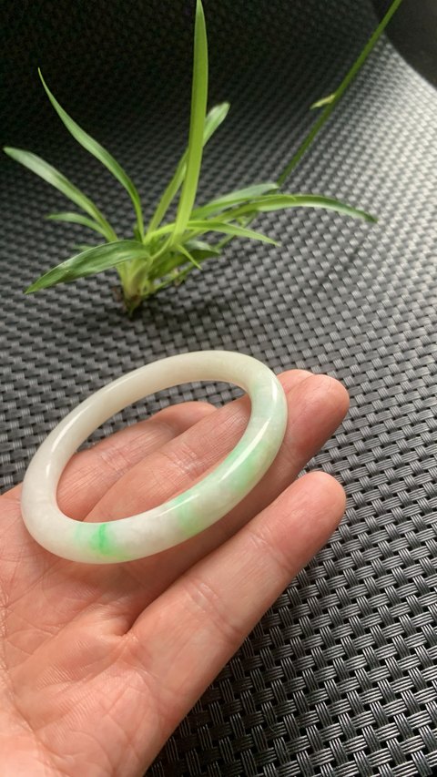 古玩玉器漂亮清代白底陽綠翡翠手鐲拍賣,當前價格16000元