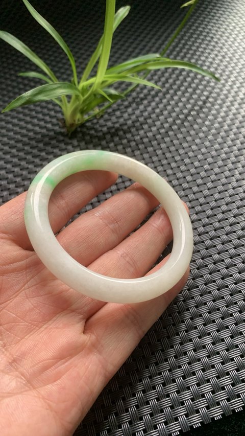 古玩玉器漂亮清代白底陽綠翡翠手鐲拍賣,當前價格16000元