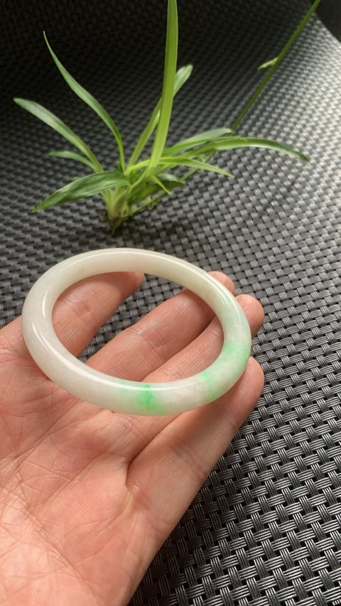 古玩玉器漂亮清代白底陽綠翡翠手鐲拍賣,當前價格16000元