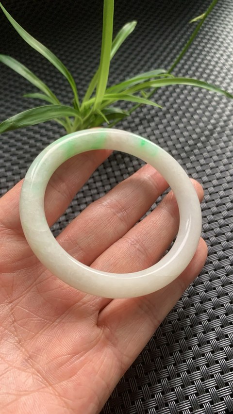 古玩玉器漂亮清代白底陽綠翡翠手鐲拍賣,當前價格16000元