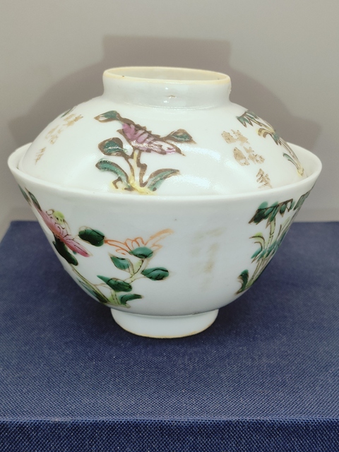古玩陶瓷民國粉彩花卉紋蓋碗真品鑒賞圖