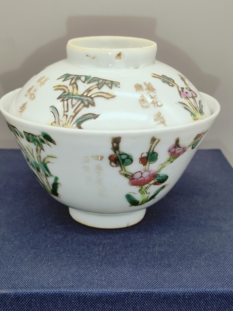 古玩陶瓷民國粉彩花卉紋蓋碗真品鑒賞圖